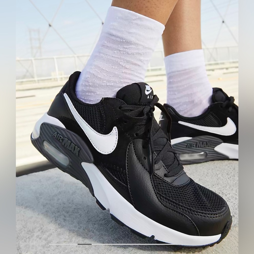 Nike Air Max Women’s Black/White Low-Top Sneakers - Picture 2 of 6